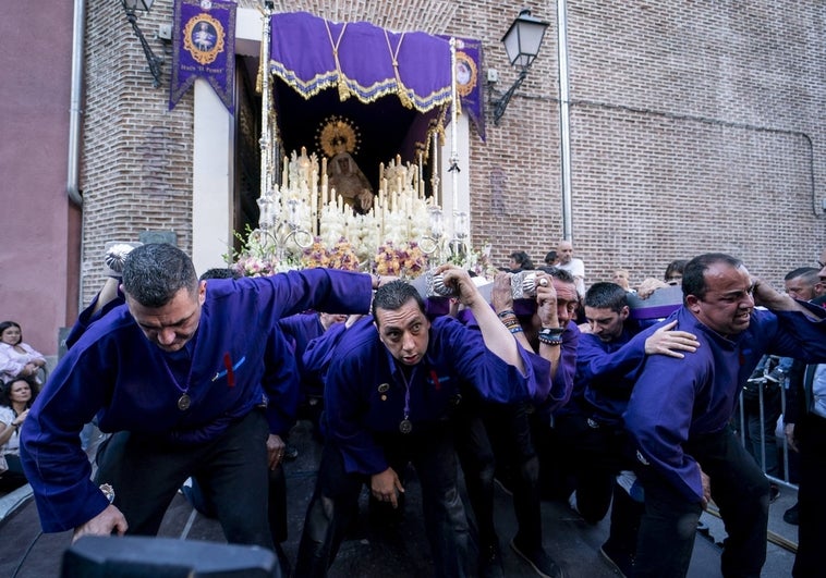 La bella simetría de la fe recogida y el fervor más barroco de la calle en el Jueves Santo