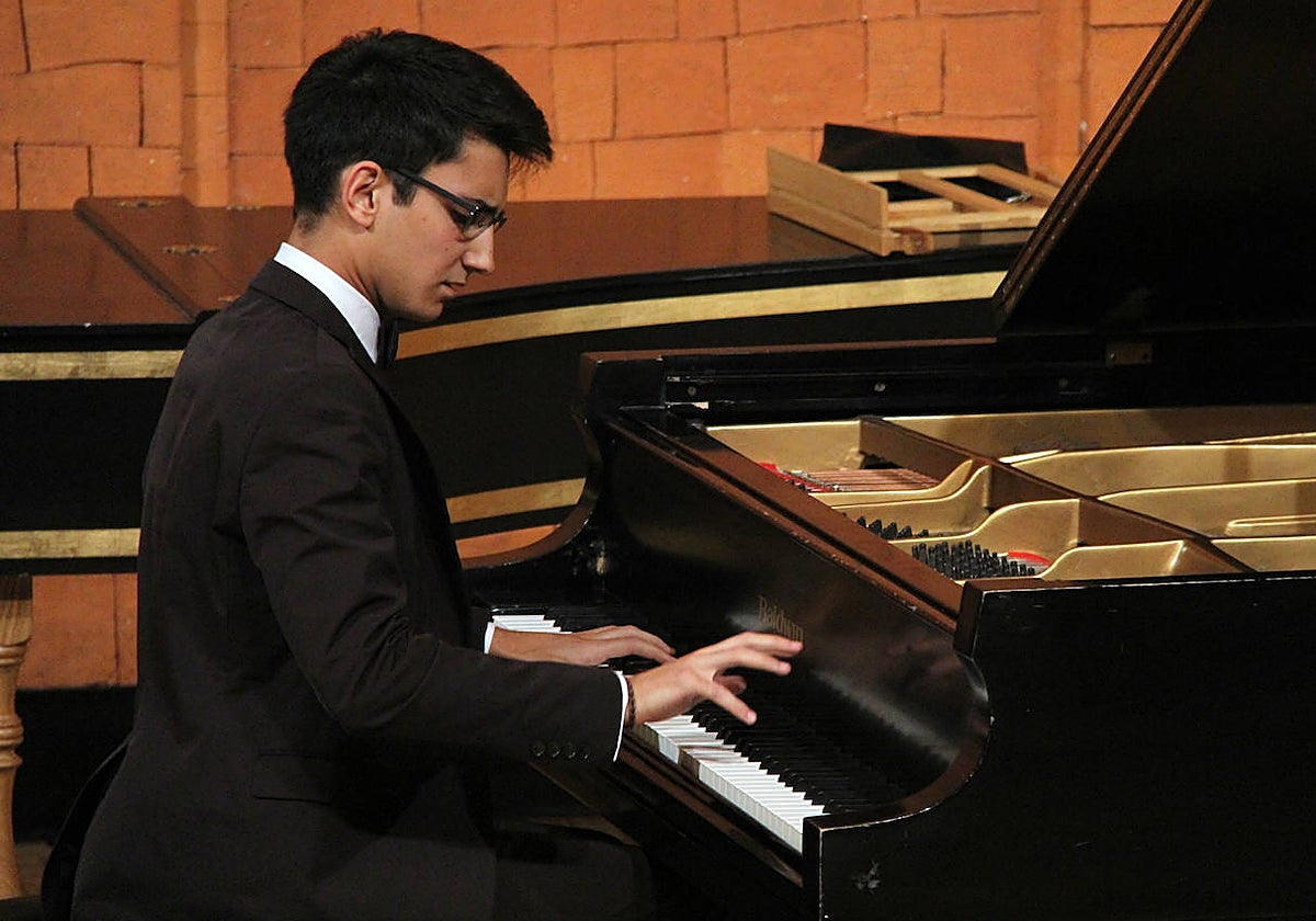 El estudiante de piano Daniel Pacho, del Conservatorio Profesional de Música de León, en una imagen de archivo