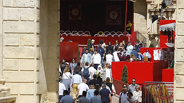 Turistas a su paso por la Puerta del Puente en Córdoba este Jueves Santo