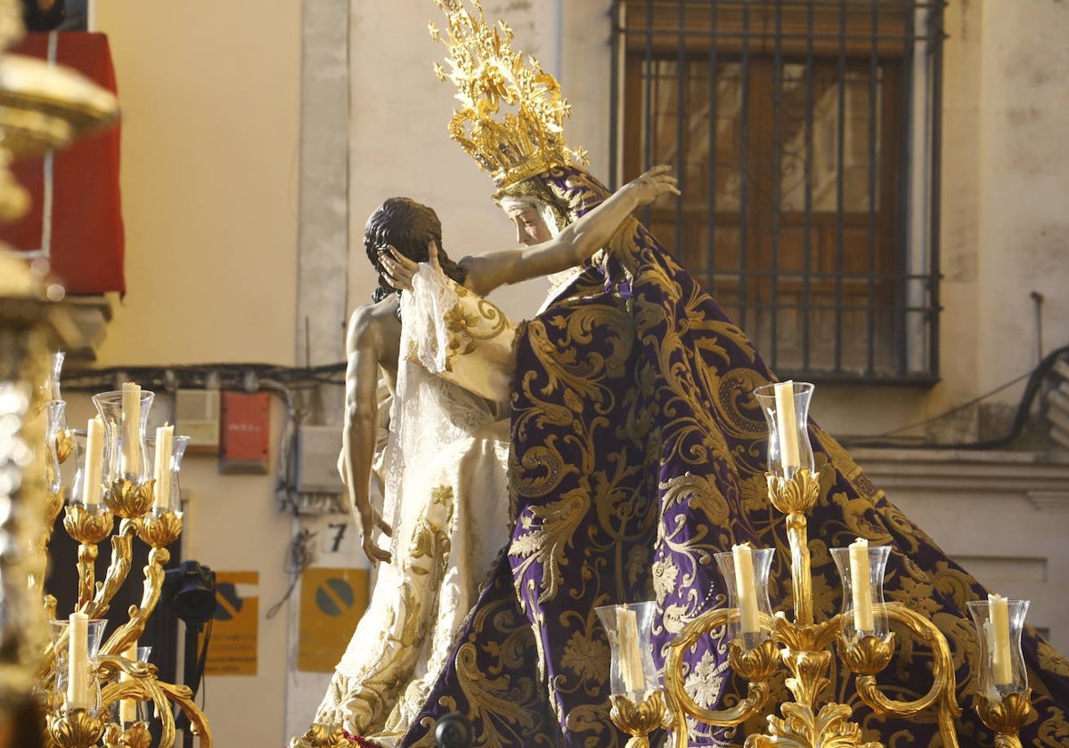 Nuestra Señora de las Angustias sostiene el cuerpo muerto de su Hijo