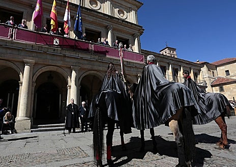 Imagen secundaria 1 - Pregón y salida a caballo de la cofradía de las Siete Palabras de Jesús en la Cruz
