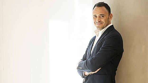 El exatleta y candidato de Podemos, Roberto Sotomayor, posa para ABC