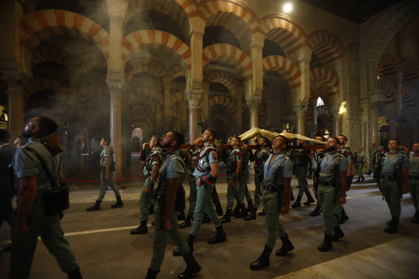 Semana Santa de Córdoba 2023 | El esperado vía crucis del Señor de la Caridad, en imágenes