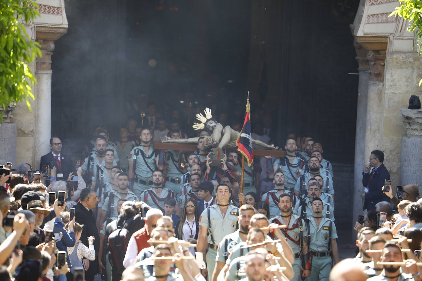 Semana Santa de Córdoba 2023 | El esperado vía crucis del Señor de la Caridad, en imágenes