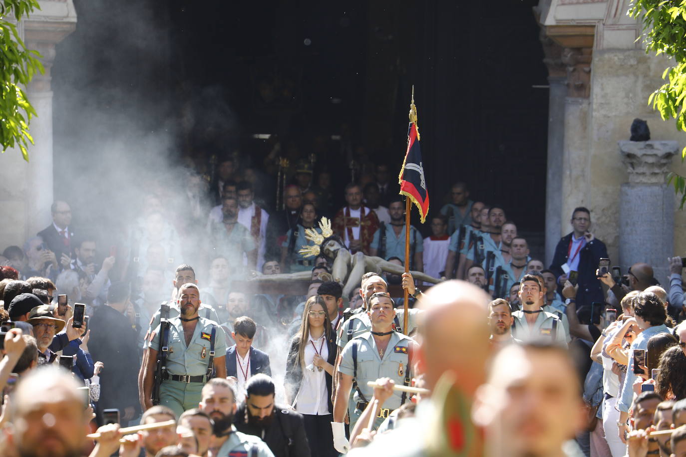 Semana Santa de Córdoba 2023 | El esperado vía crucis del Señor de la Caridad, en imágenes