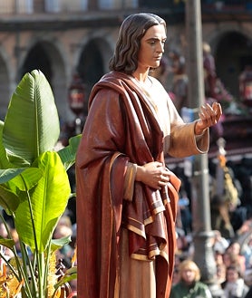 Imagen secundaria 2 - San Juan se arrodilla ante la Dolorosa en León