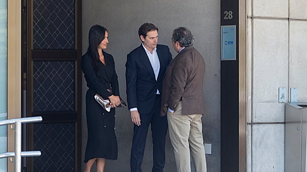 El expresidente de Ciudadanos, Albert Rivera, y la vicealcaldesa de Madrid, Begoña Villacís, en la cailla ardiente de Josep Piqué