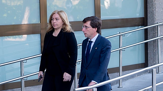 El alcalde de Madrid, José Luis Martínez-Almeida, llega a la capilla ardiente de Josep Piqué