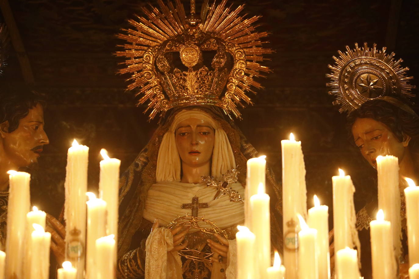 El deslumbrante procesionar del Santo Sepulcro, en imágenes