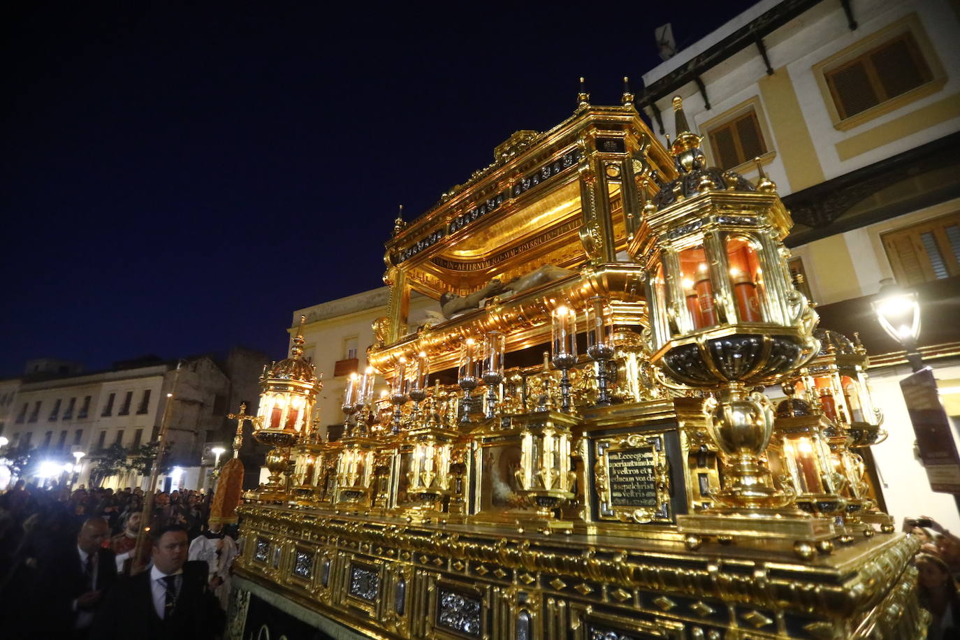El deslumbrante procesionar del Santo Sepulcro, en imágenes