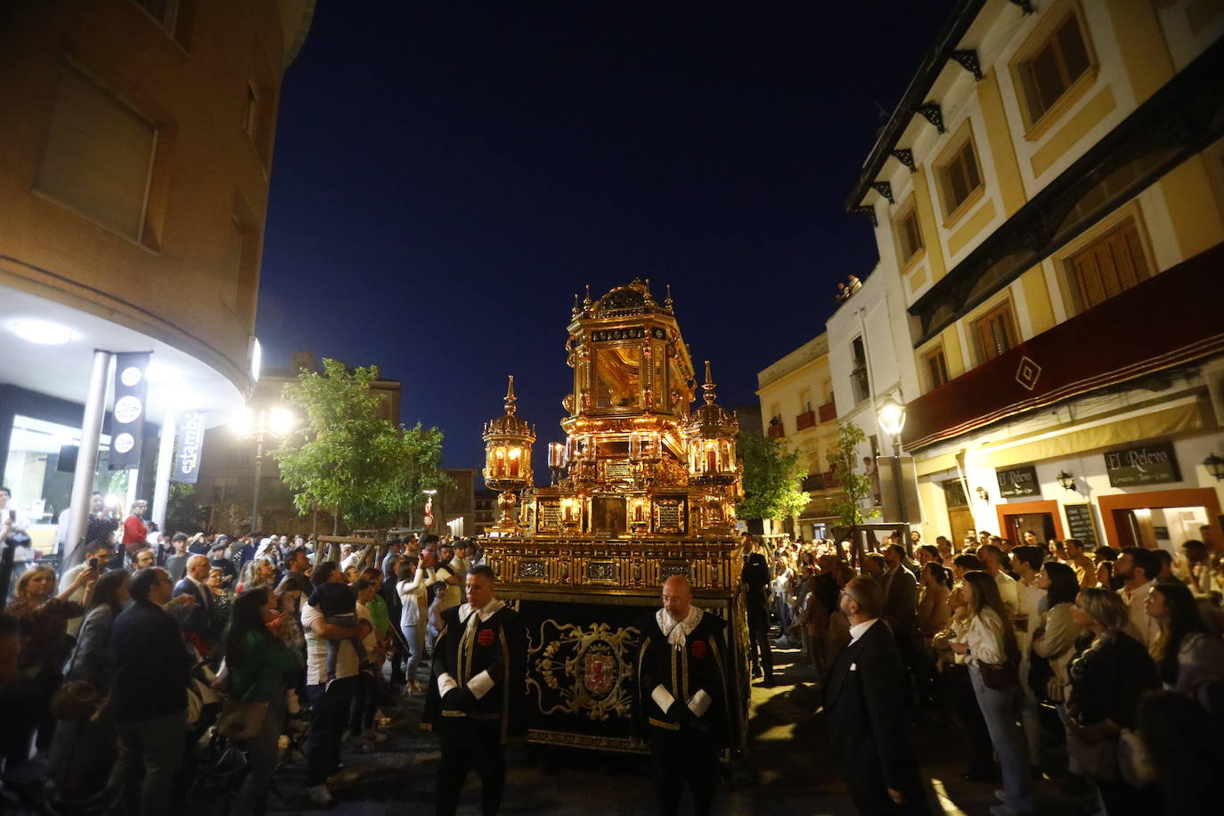 El deslumbrante procesionar del Santo Sepulcro, en imágenes