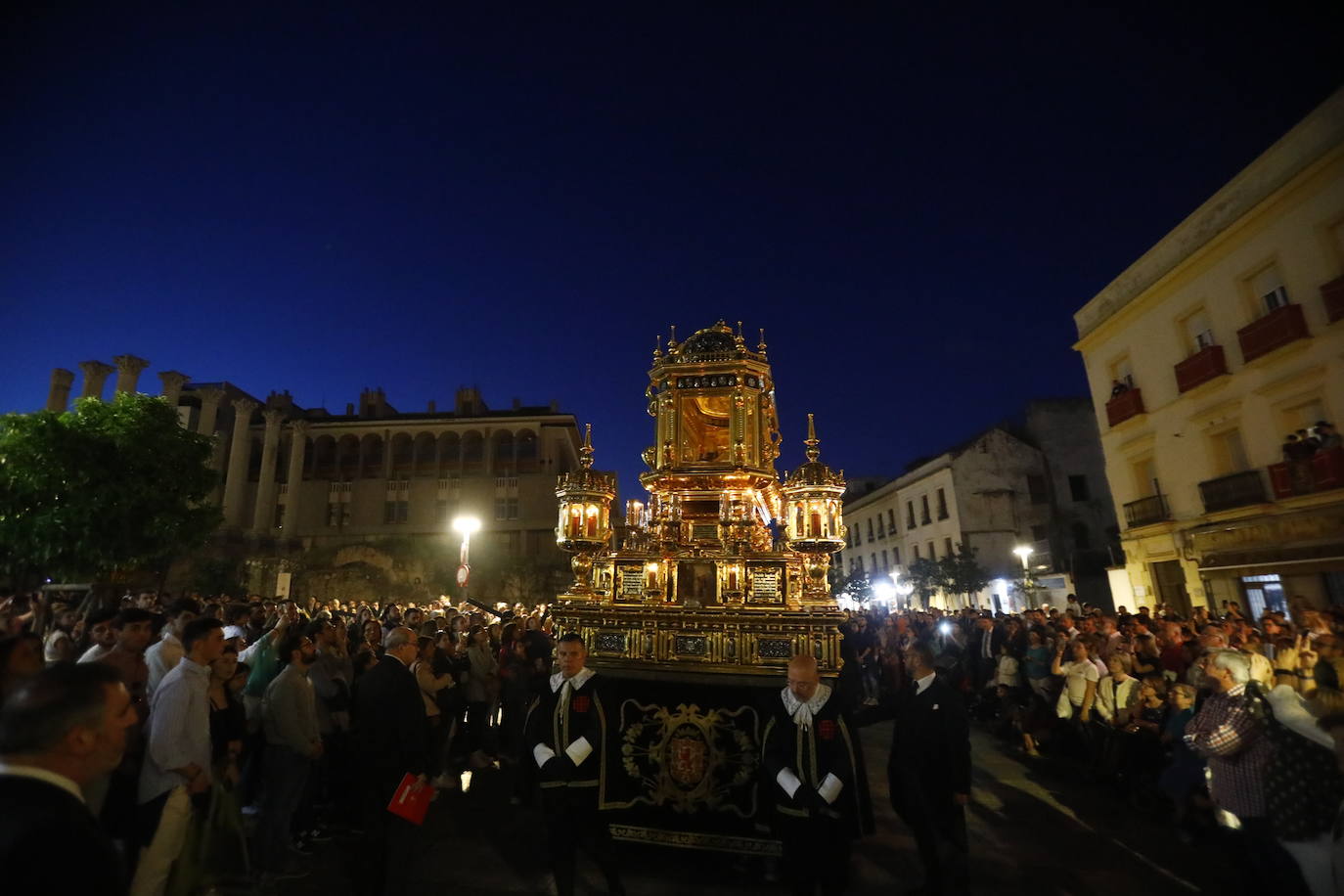El deslumbrante procesionar del Santo Sepulcro, en imágenes