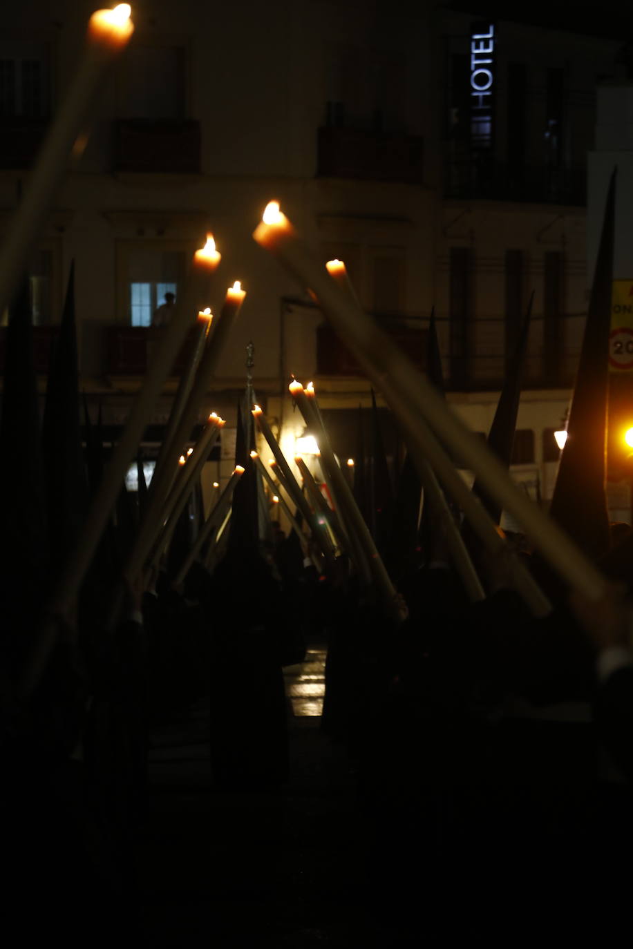 El deslumbrante procesionar del Santo Sepulcro, en imágenes