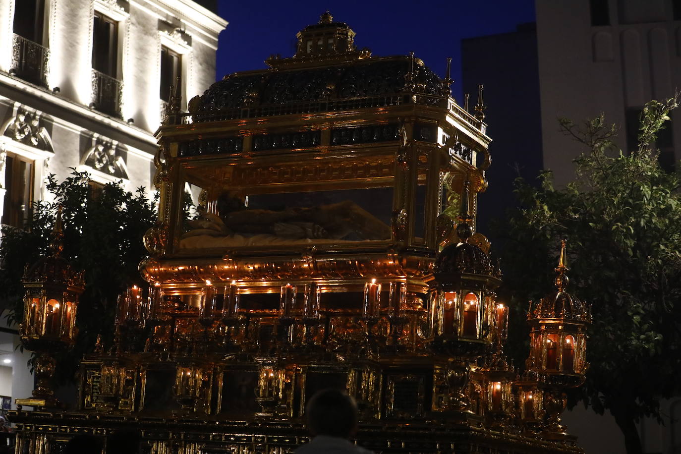 El deslumbrante procesionar del Santo Sepulcro, en imágenes