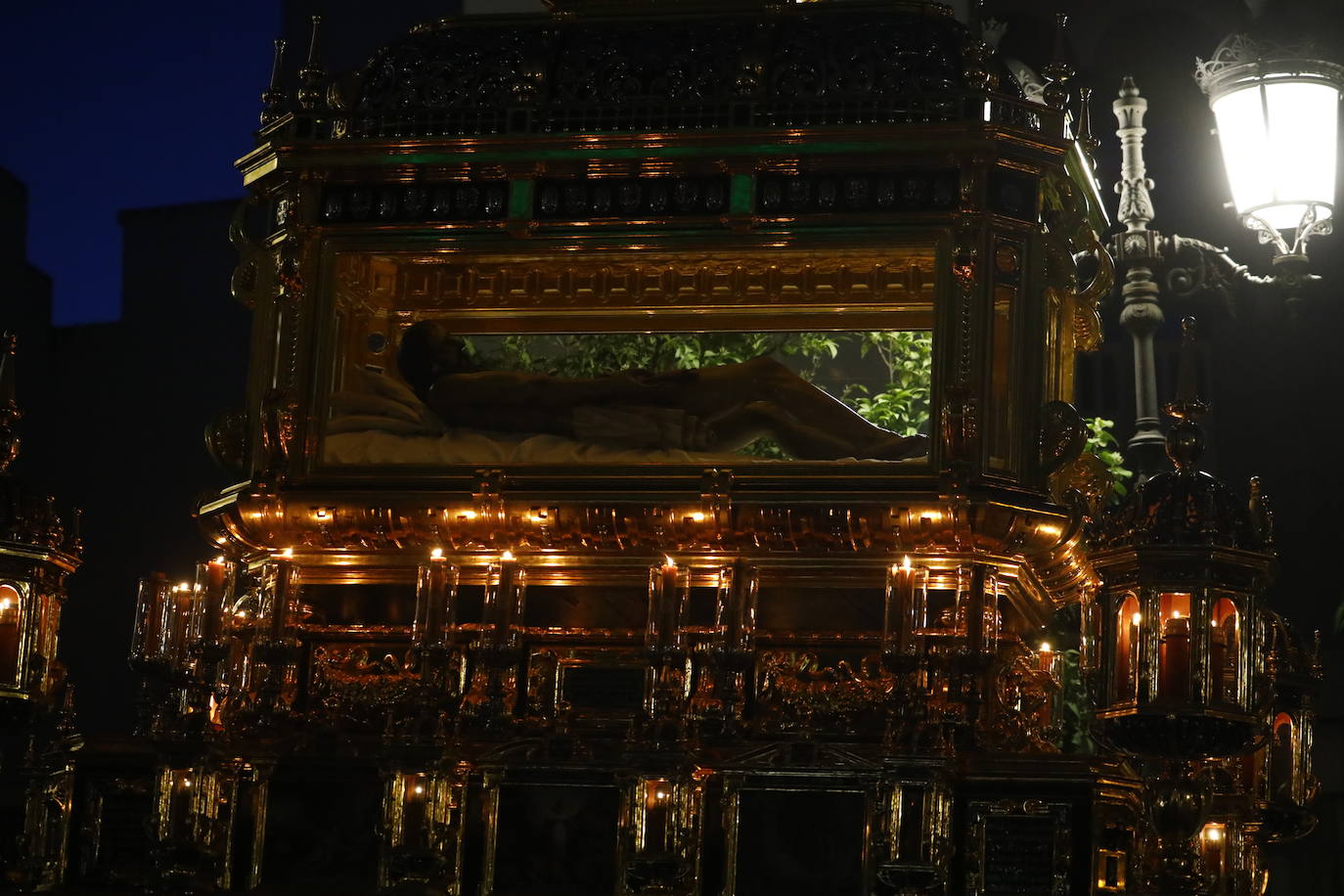 El deslumbrante procesionar del Santo Sepulcro, en imágenes