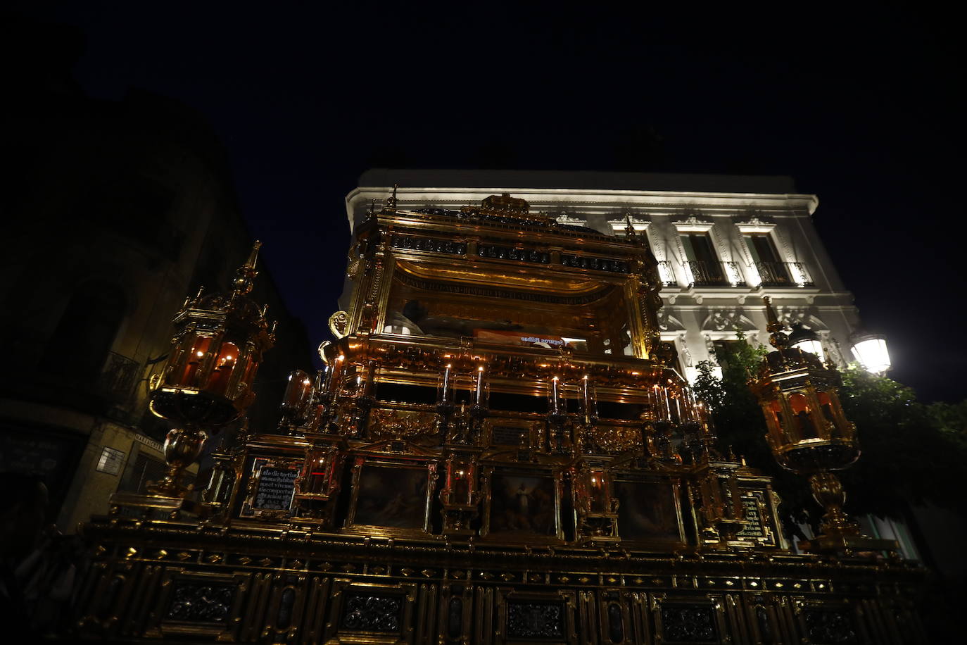 El deslumbrante procesionar del Santo Sepulcro, en imágenes