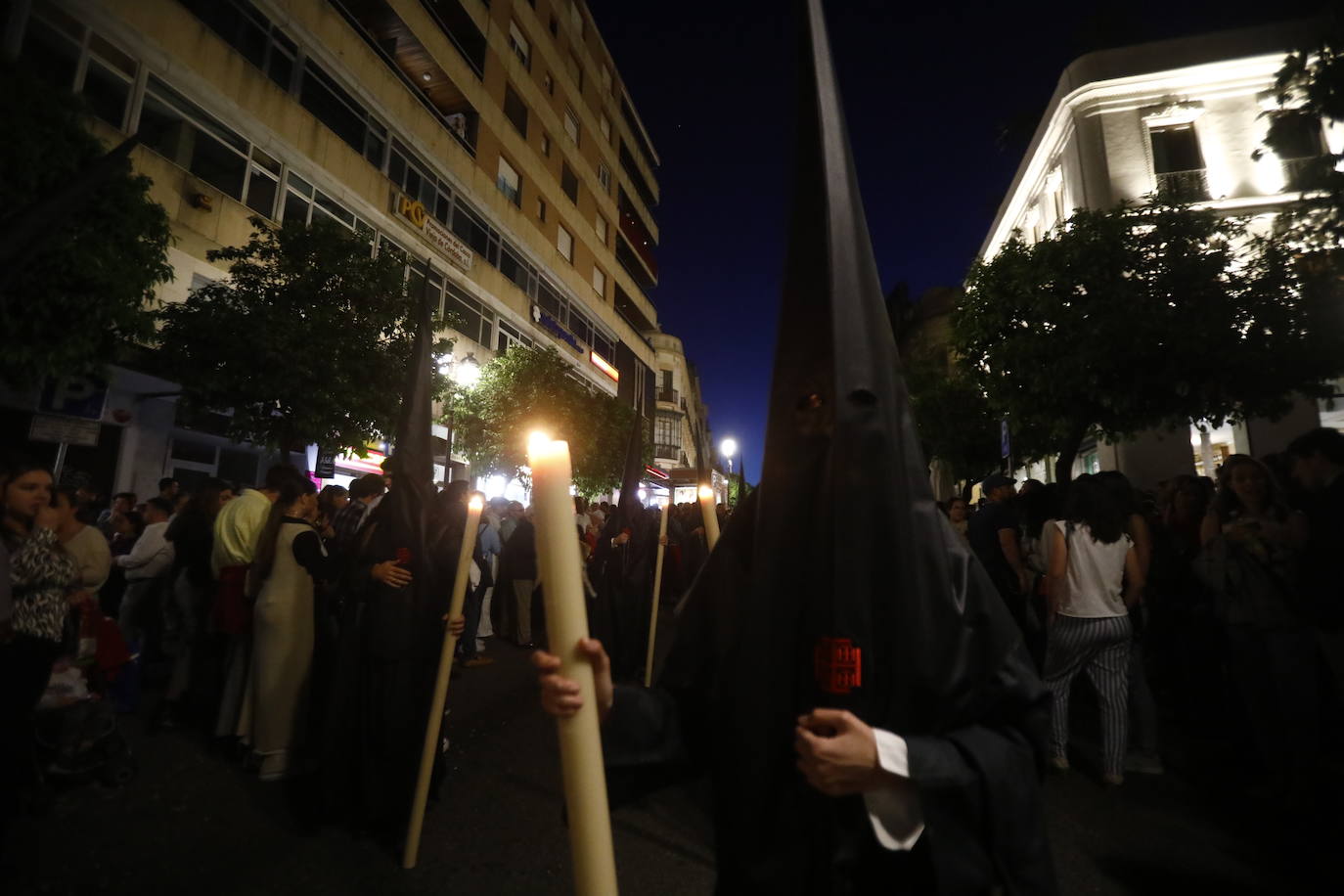 El deslumbrante procesionar del Santo Sepulcro, en imágenes