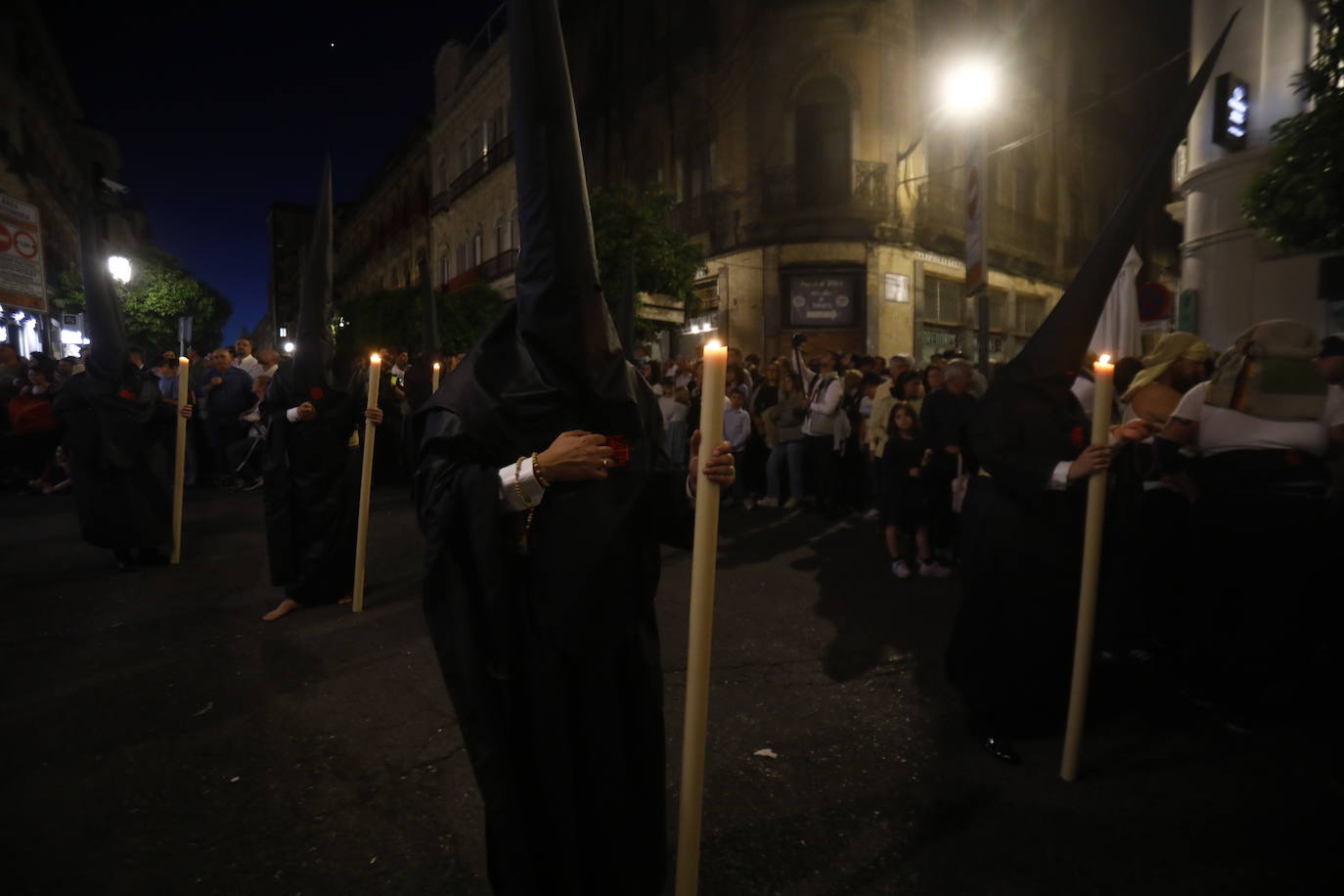 El deslumbrante procesionar del Santo Sepulcro, en imágenes