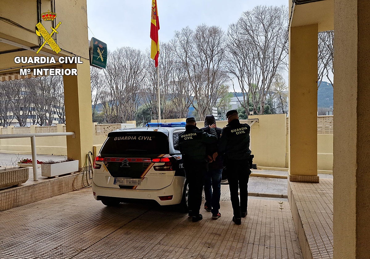 El detenido por robo, custodiado por la Guardia Civil