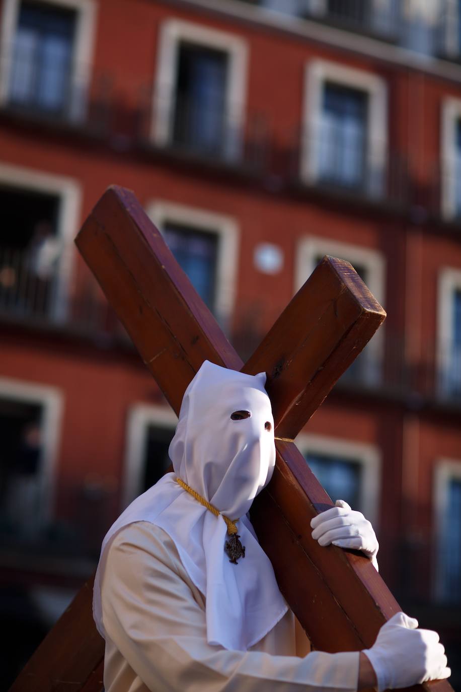 Un penitente, con la cruz a cuestas durante la Procesión General