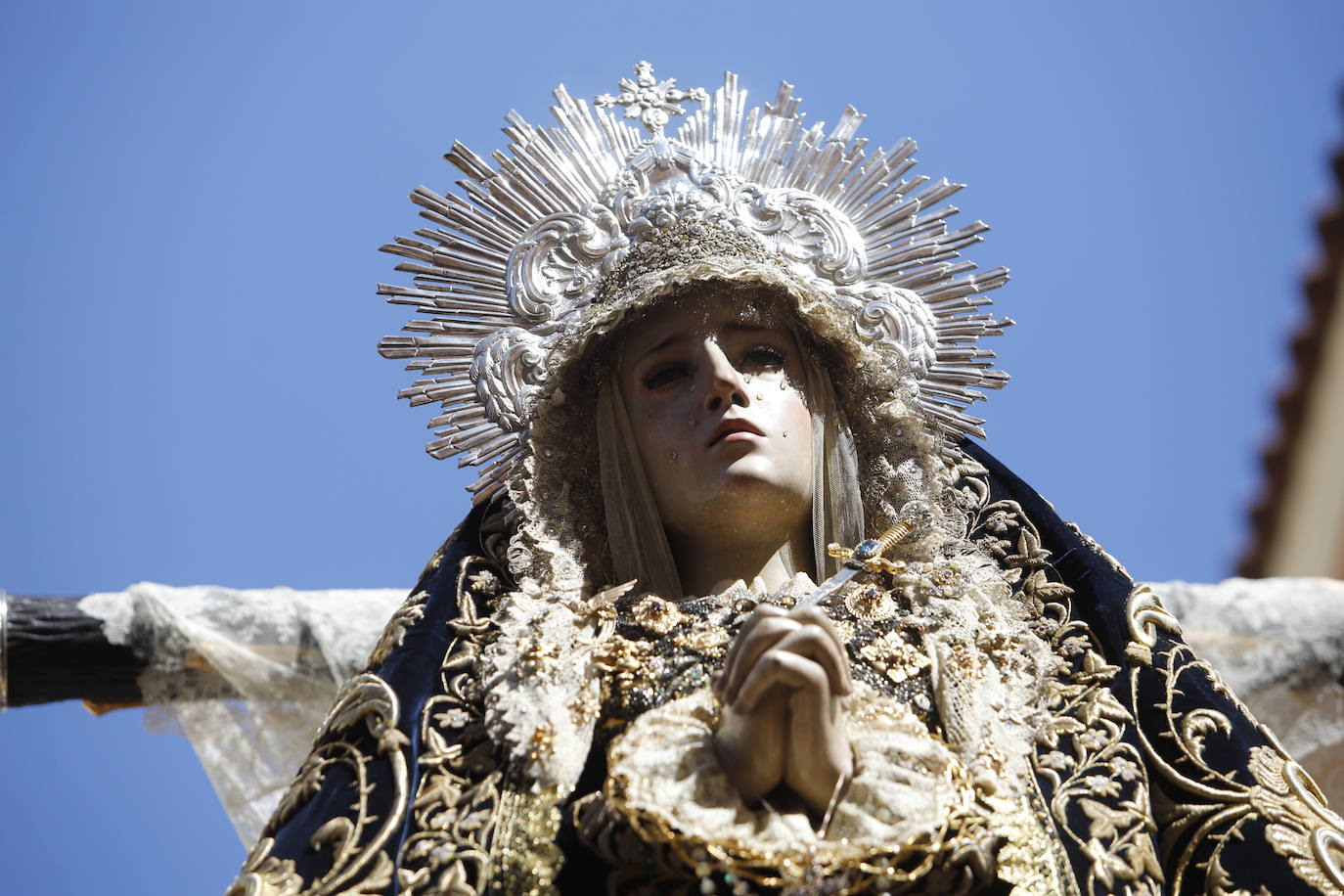 La emocionante procesión de la Virgen de la Soledad de Cabra, en imágenes