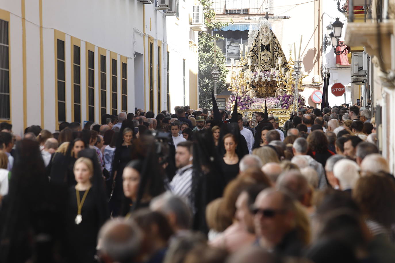 La emocionante procesión de la Virgen de la Soledad de Cabra, en imágenes