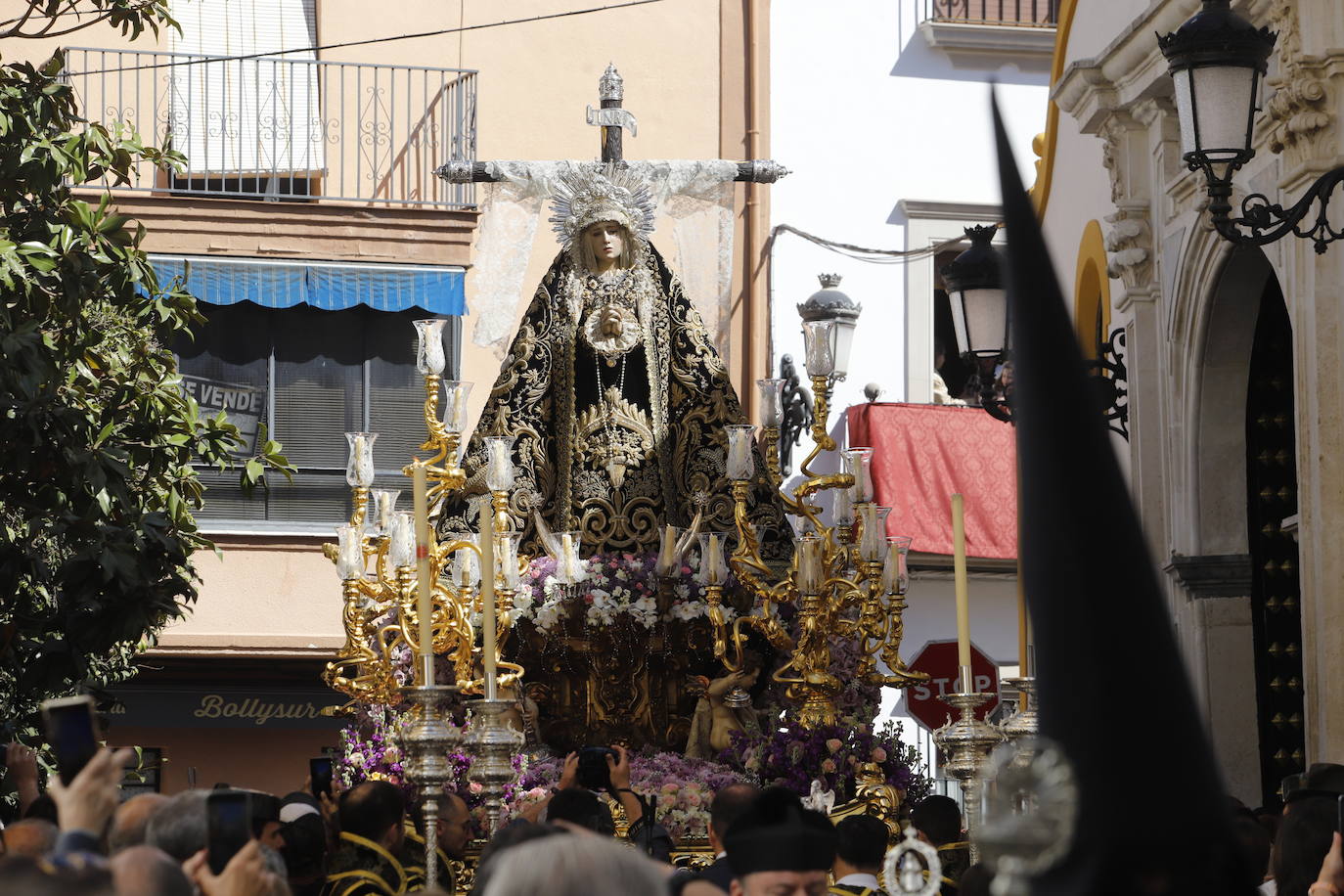 La emocionante procesión de la Virgen de la Soledad de Cabra, en imágenes