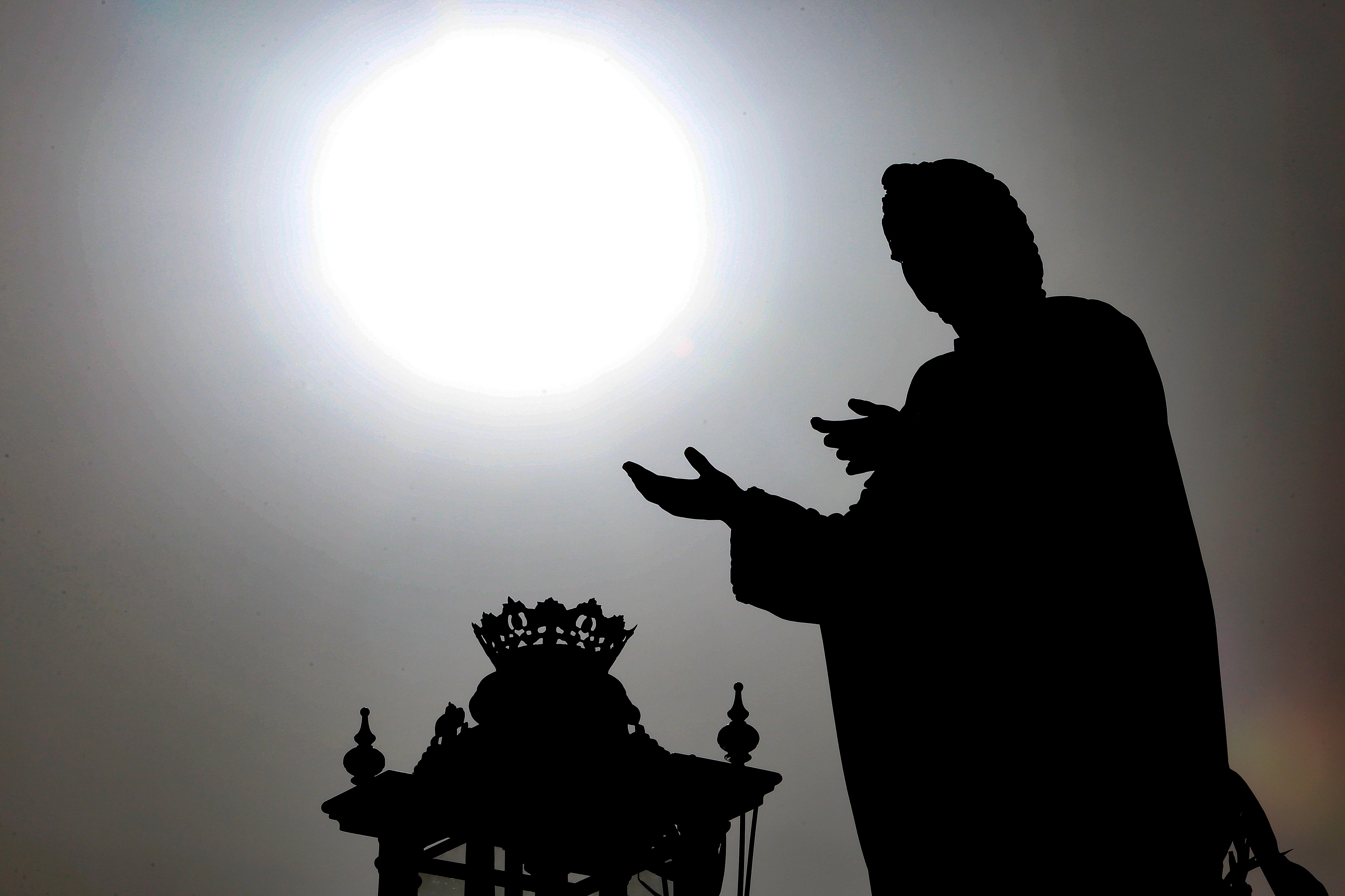 León- La Procesión del Encuentro, organizada por la Real Hermandad de Jesús Divino Obrero desde el año 1959 y que reúne ante la Pulchra Leonina a San Juan Evangelista, el Cristo Resucitado y Las Tres Marías