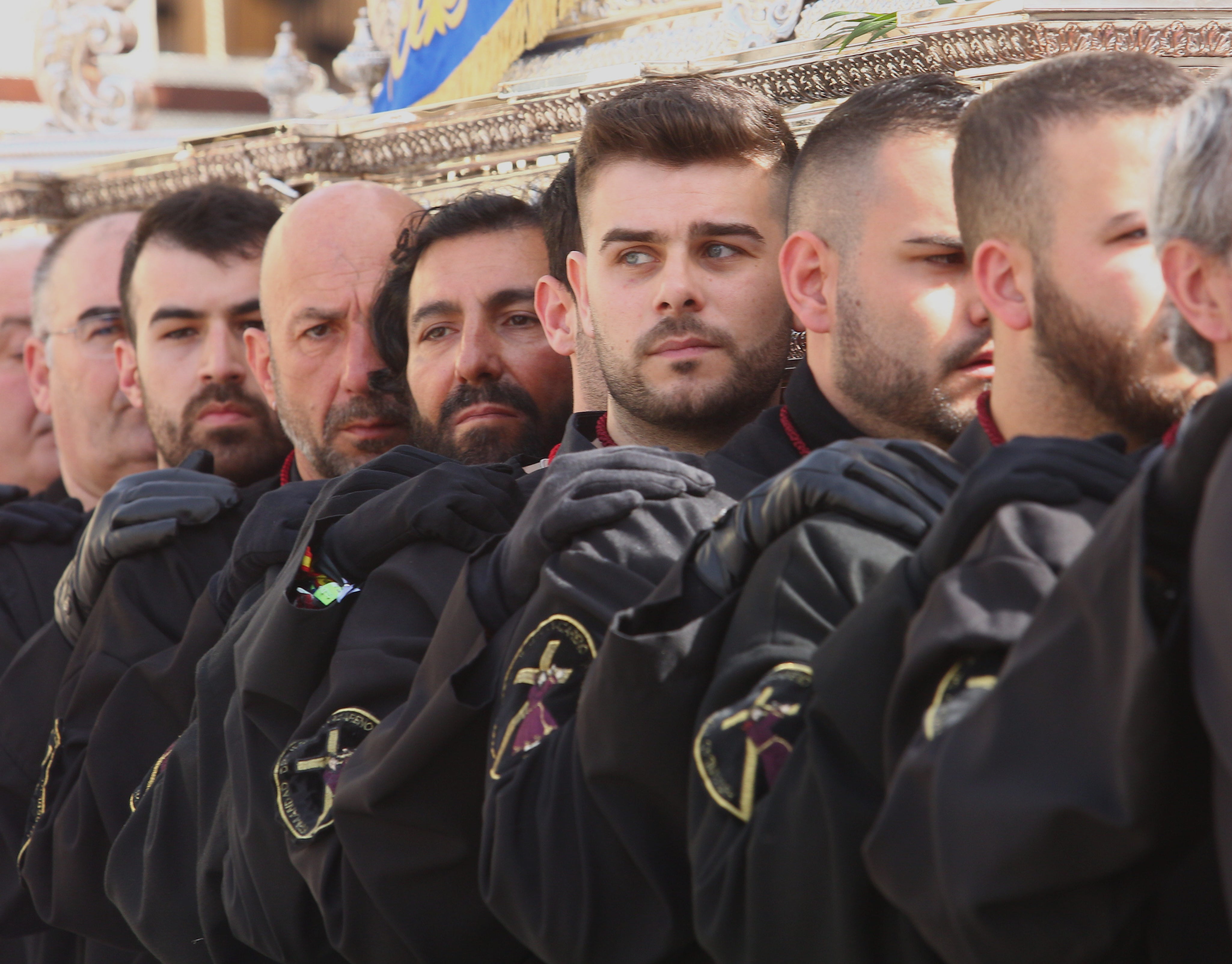 Ponferrada- Cofrades llevan a hombros un paso en la capital berciana