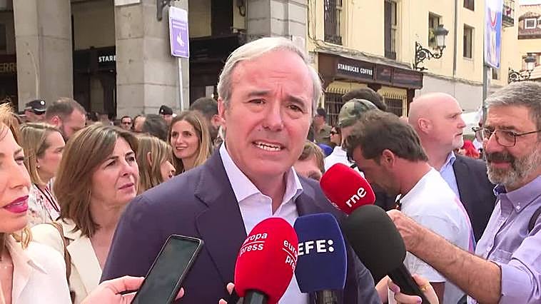 Azcón asiste a la tamborrada de la Semana Santa madrileña, junto a 70 cofrades zaragozanos