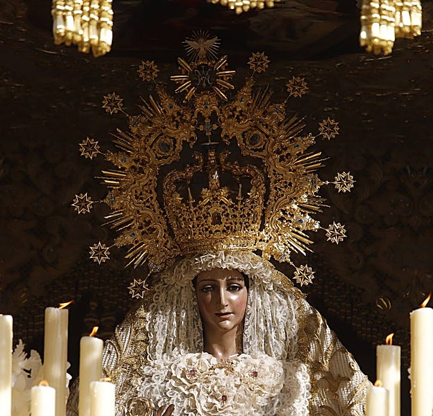 Primer plano de la Virgen, en le que se aprecia la nueva corona