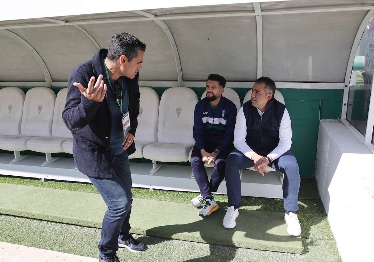 Juanito conversa con Germán Crespo en el banquillo de El Arcángel