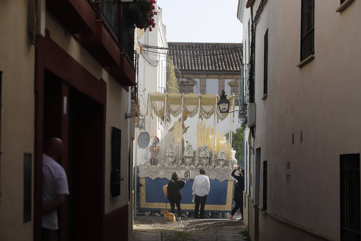 La Virgen de la Alegría recorre sola las calles de Córdoba, en imágenes