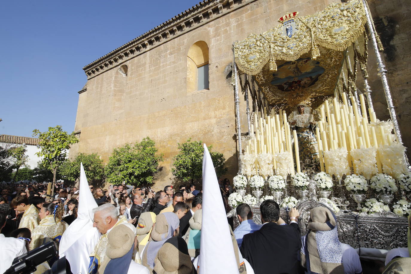 La Virgen de la Alegría recorre sola las calles de Córdoba, en imágenes