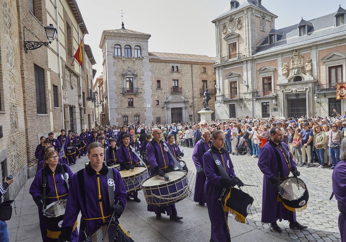 La comitiva, a su paso por la plaza de la Villa