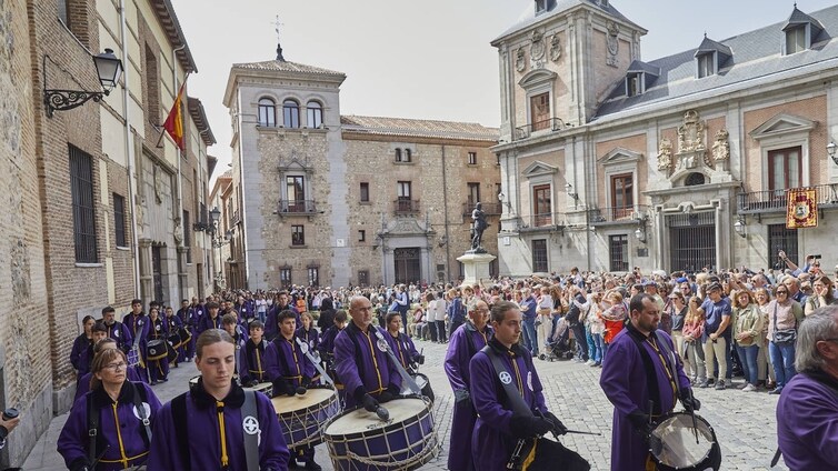 Madrid despide sus días santos entre tambores zaragozanos