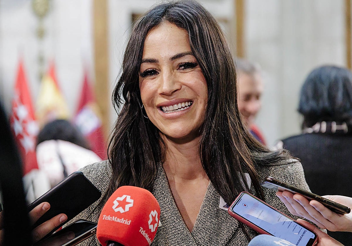 La vicealcaldesa madrileña, Begoña Villacís, atiende a los medios