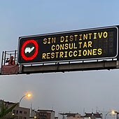 Dos activistas de Futuro Vegetal escalan a una señal luminosa de la M-30 para protestar por la «crisis climática»