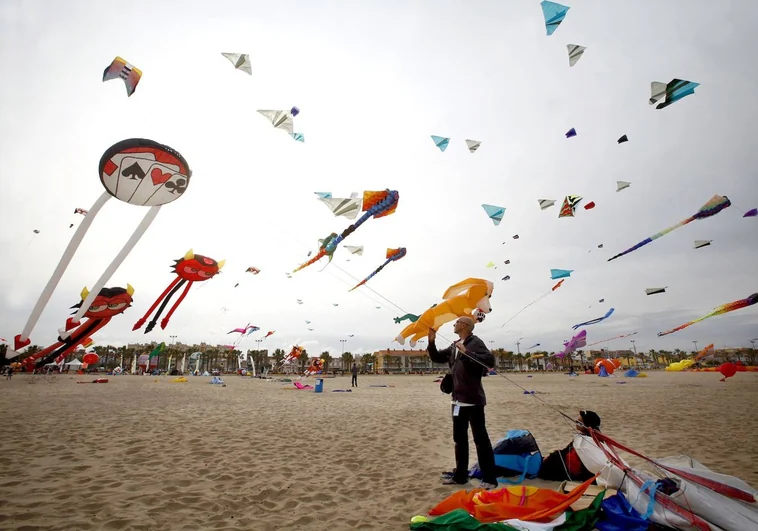Festival de Cometas Valencia 2023: horario de la competición en la playa del lunes 10 de abril