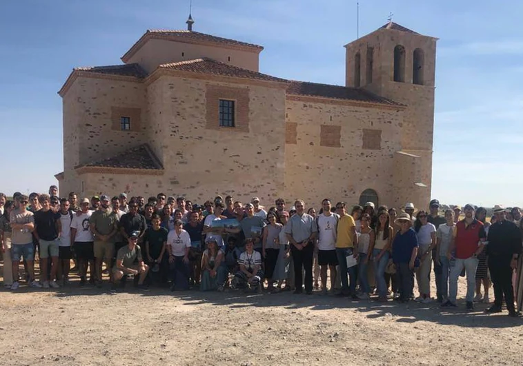 Fuentes de Carbonero, el pueblo despoblado de Segovia con peregrinos de todo el mundo