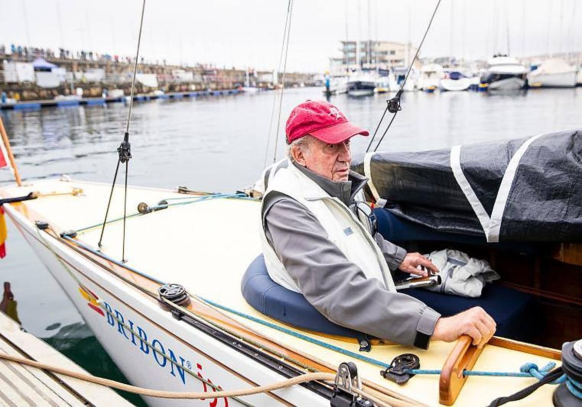 Don Juan Carlos abordo del 'Bribón' en su última visita a Sangenjo