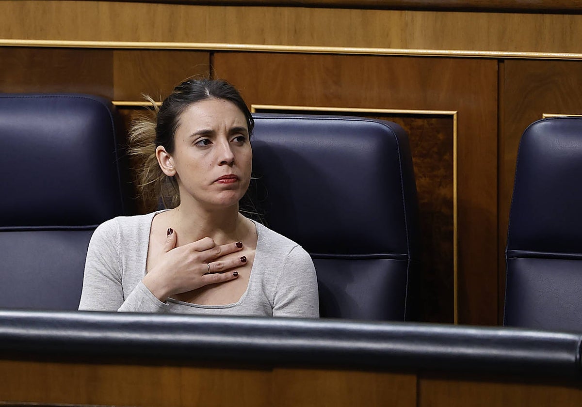 La ministra de Igualdad, Irene Montero, sentada en su escaño el pasado marzo