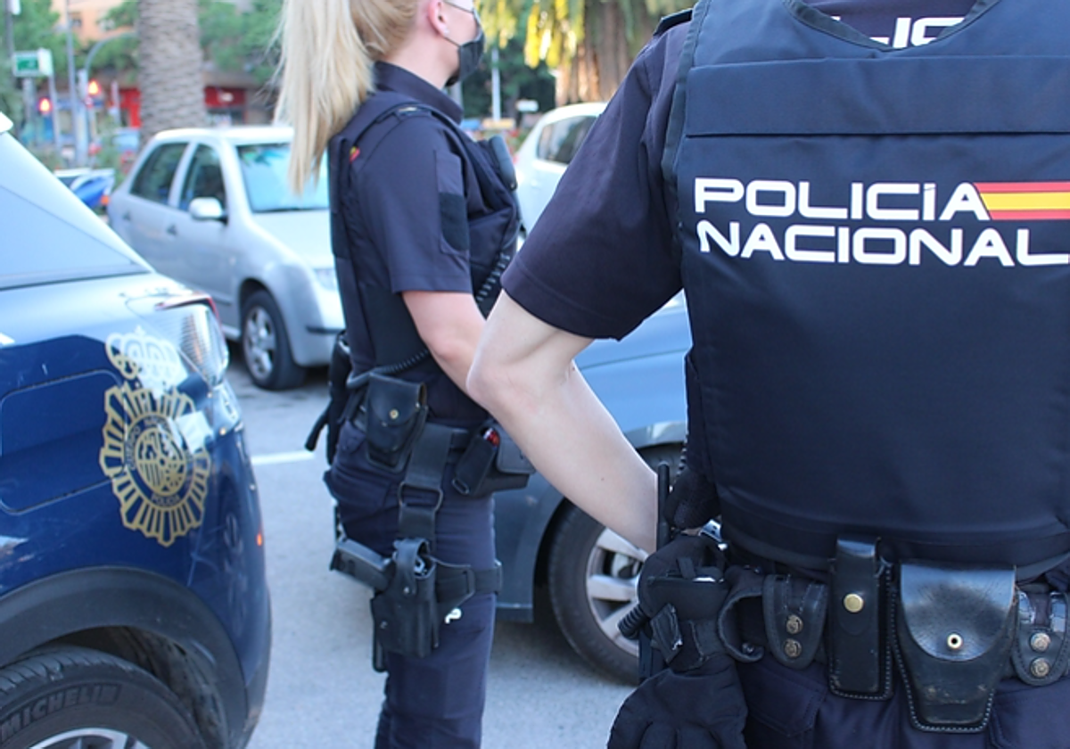 Agentes uniformados en foto de archivo