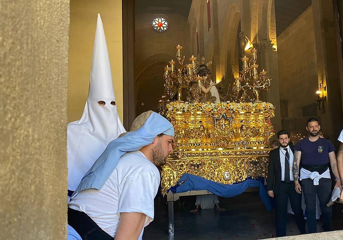 El paso del Resucitado, detenido en Santa Marina, sin poder salir