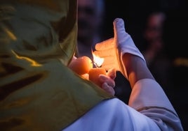 El truco para limpiar la cera de las túnicas de nazareno y otras prendas de ropa