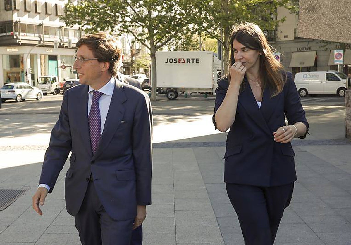 Martínez-Almeida, a su llegada este martes a la plaza de Colón