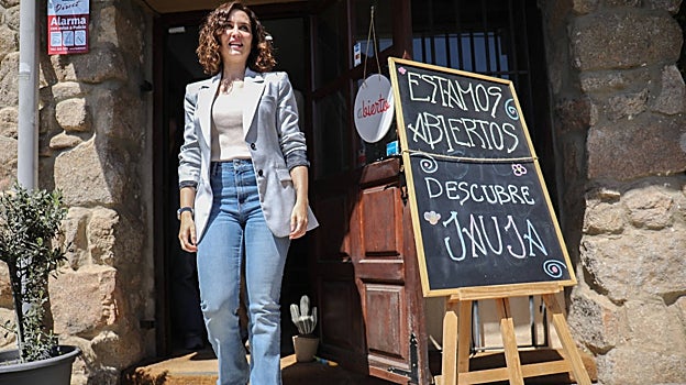 Isabel Díaz Ayuso, saliendo de un establecimiento durante su visita a Navacerrada