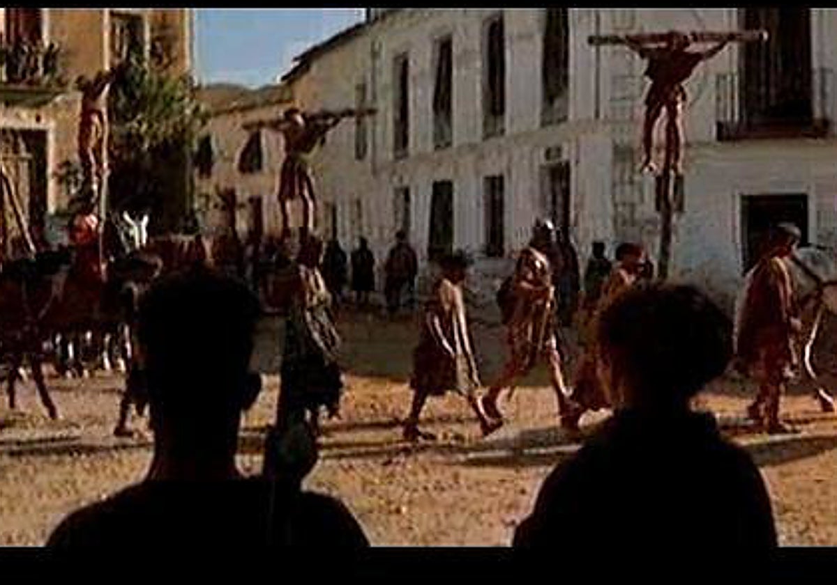 Fotograma de la plaza del Ayuntamiento de Iriépal, donde se grabó una escena con crucificados