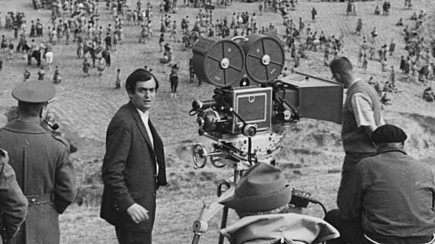 La Juani, costurera de Taracena, se encontraba con algunos mozos preparando la merienda, cuando un joven extranjero les pidió posar para la foto. Ese treintañero era Kubrick, uno de los grandes genios del cine, que luego mandó la imagen a color a la Juani desde California