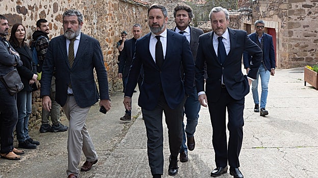 Santiago Abascal asiste al funeral de Fernando Sánchez Dragó